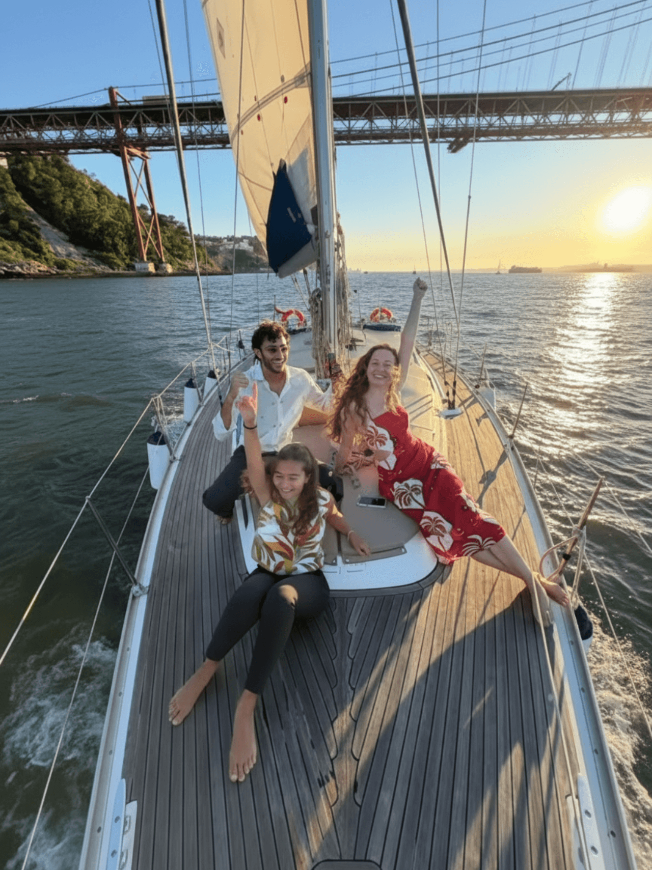 Lisbon Sunset Boat Tour – Golden Hour Cruise with Welcome Drink - photo 4