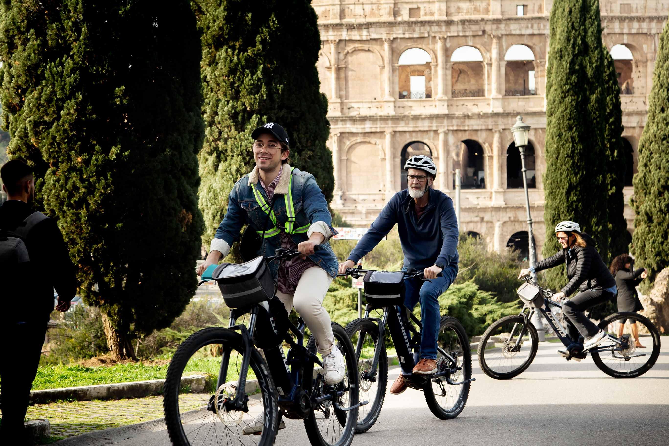 HALF-DAY WOW: Rome Highlights Bike Tour, Lunch & Colosseum Entrance - photo 2