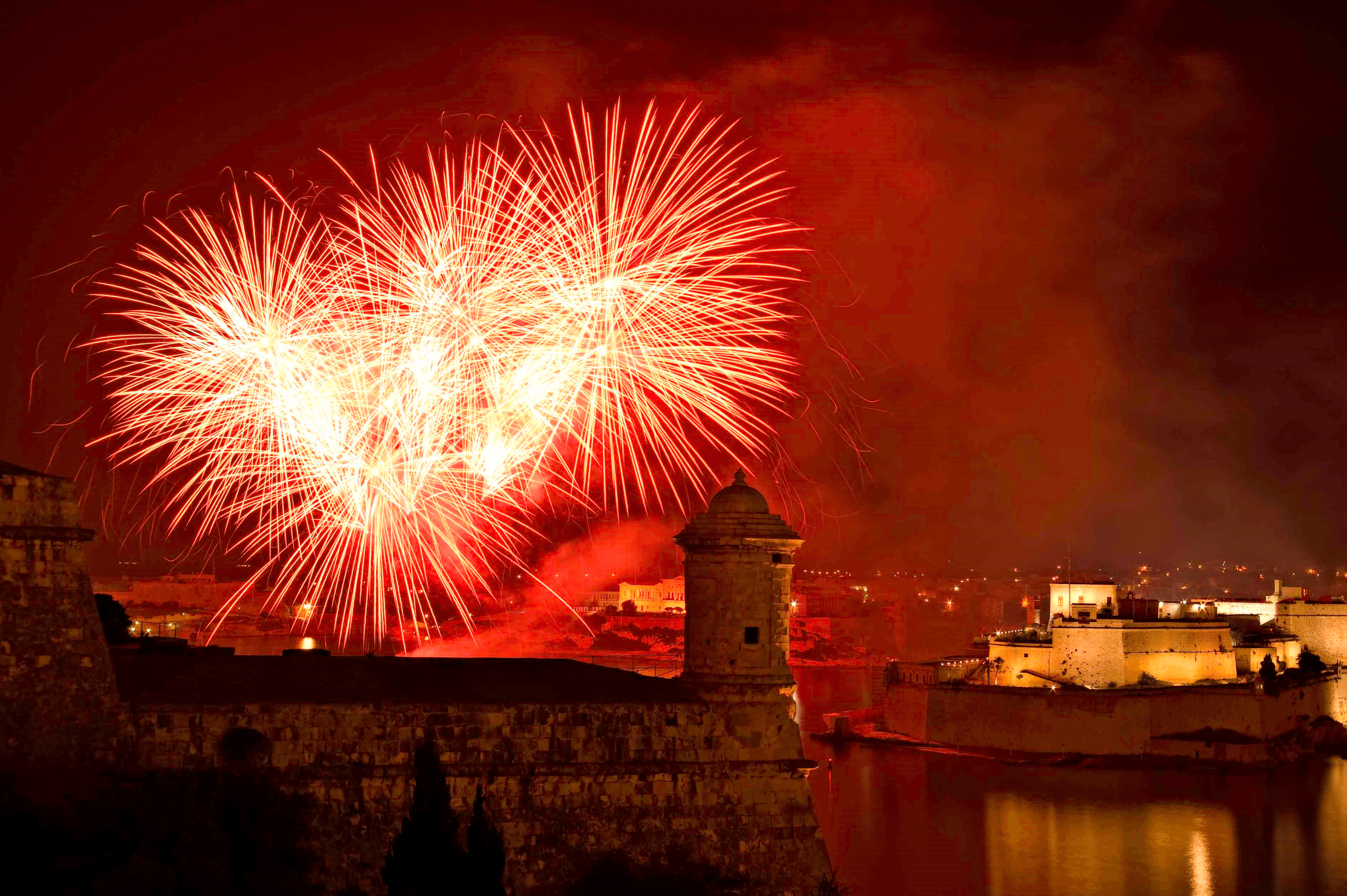 Fireworks Festival Cruise on the Fernandes (Including Buffet Dinner With Drinks) - photo 4