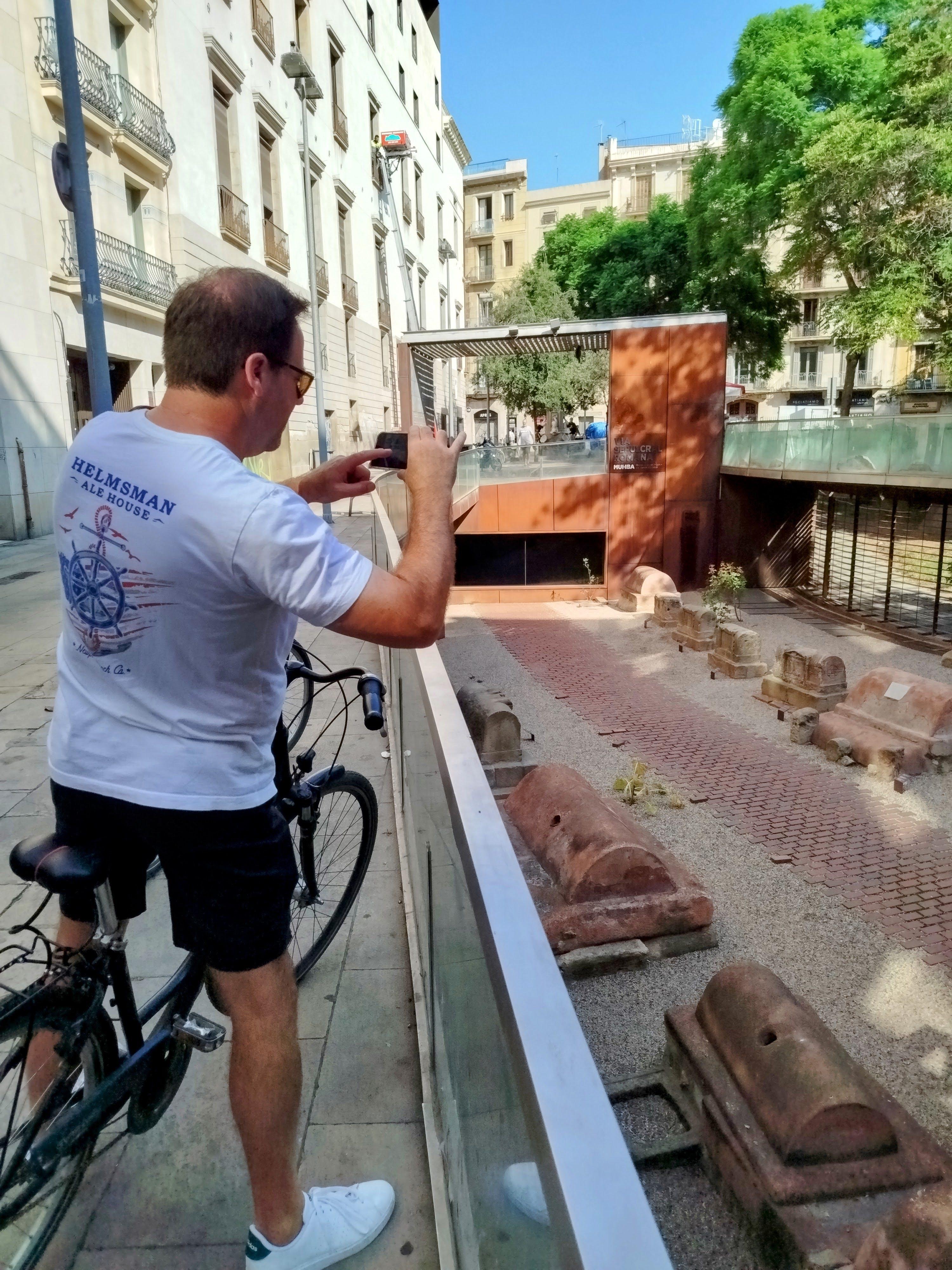 Private Barcelona E-Bike, Food & Culture Tour - photo 3