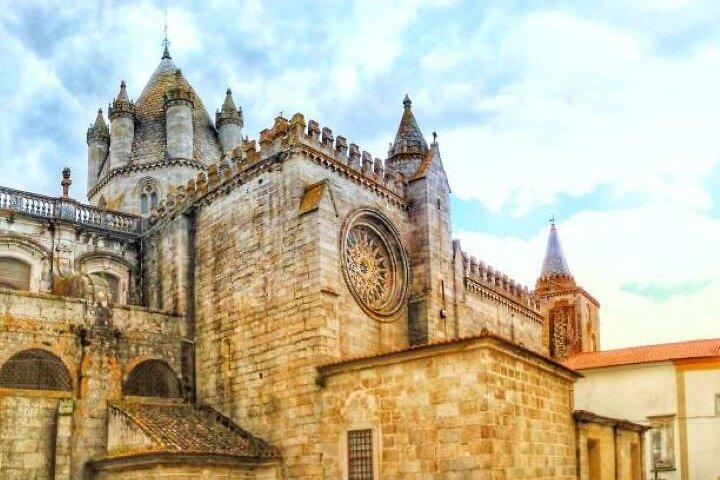 Évora & Monsaraz: UNESCO Heritage, Wine & Medieval Charm - photo 3