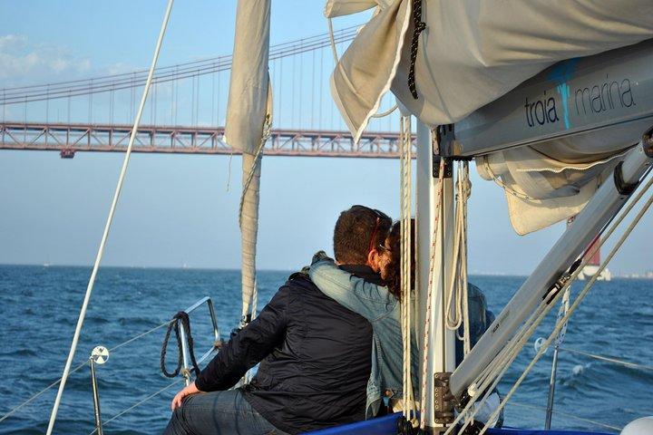 Lisbon Romantic Private 2h Cruise with sparkling wine - photo 4