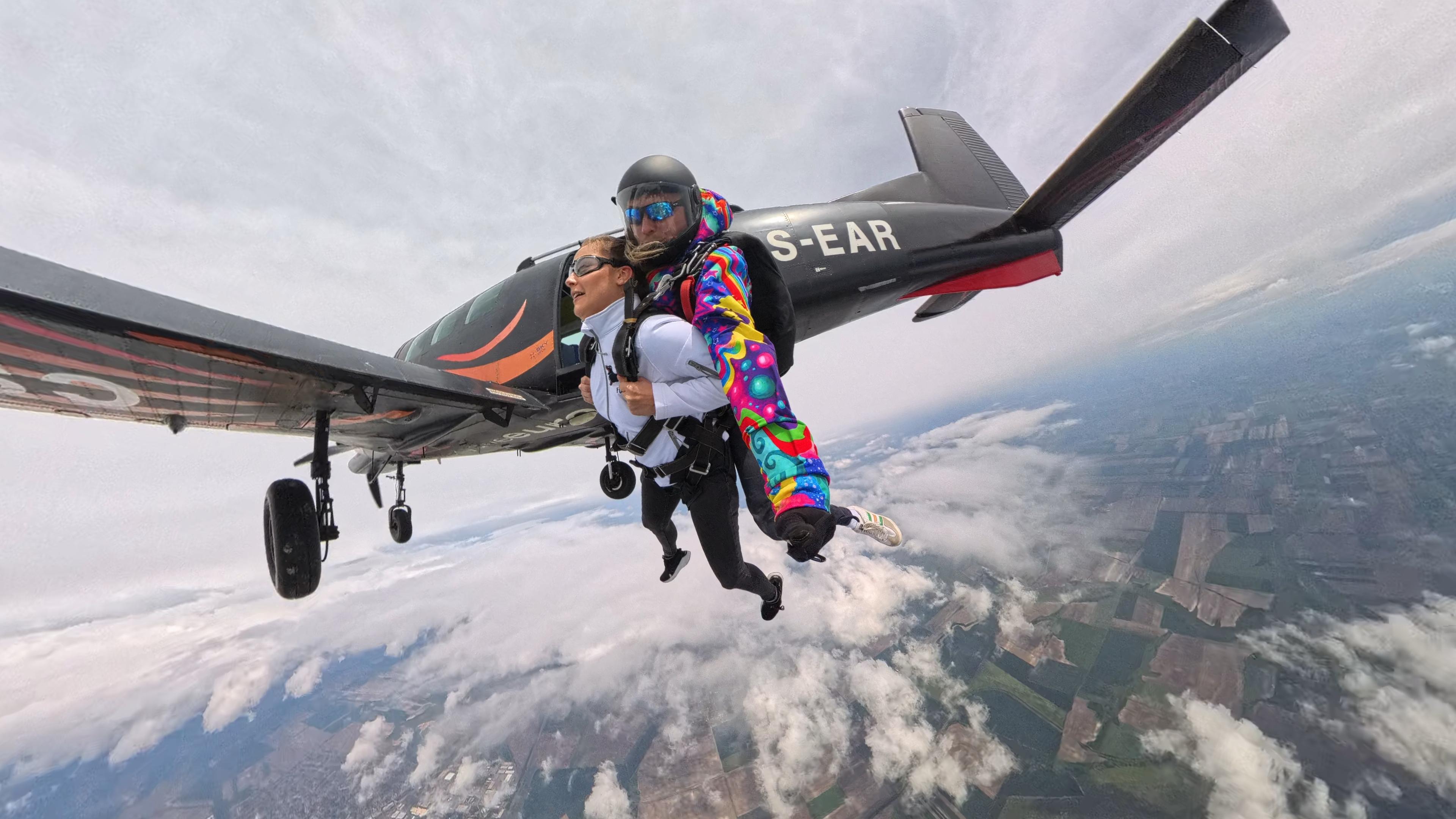 Tandem Skydive Hungary. Altitude: 14.000ft - photo 5