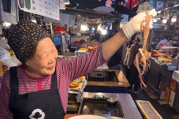 Seoul Dongmyo Flea and Gwangjang Market Tour - photo 2