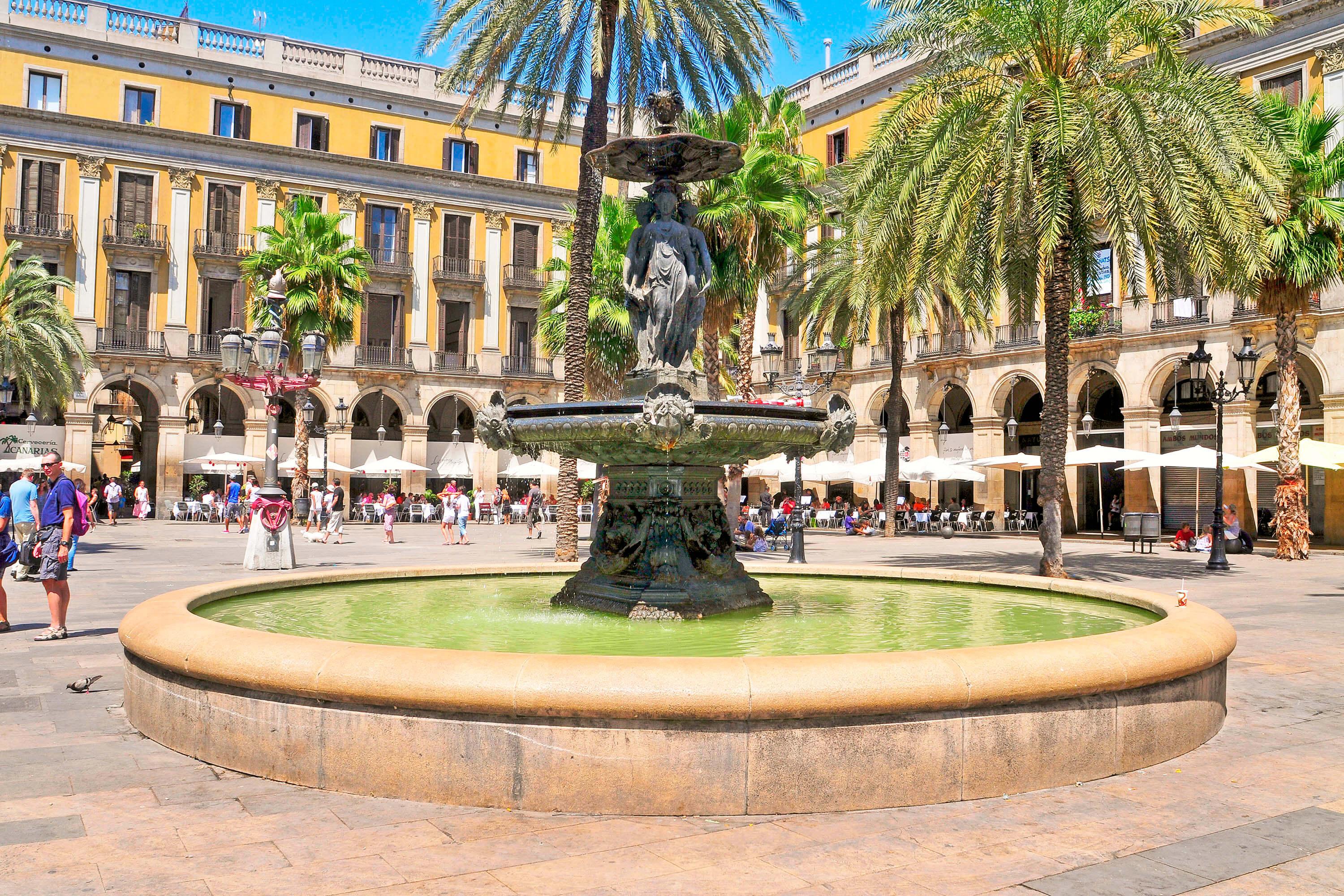 Barcelona: Gaudí masterpieces Walking Tour with Audio Guide App - photo 3