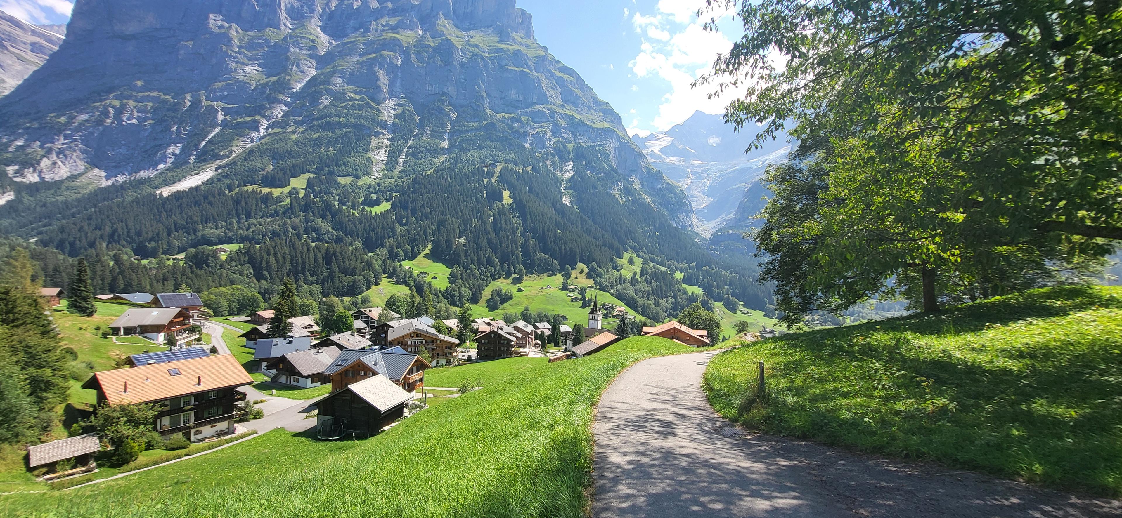 Private Swiss Alps Tour Lauterbrunnen, Villages, lakes Waterfalls - photo 2