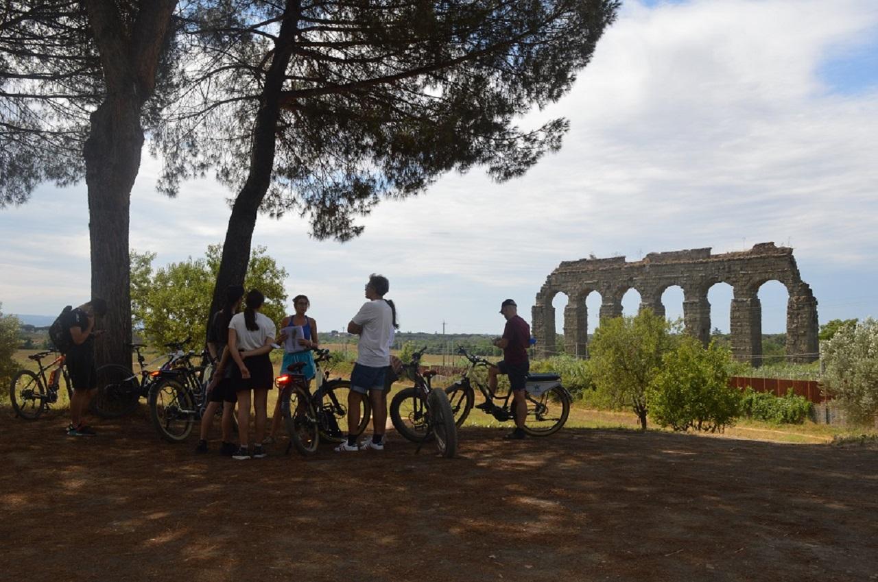 One-Day WOW Private Experience with Biking, Lunch, Golf Cart Tour, VIP Colosseum Access and Rooftop Aperitivo - photo 4