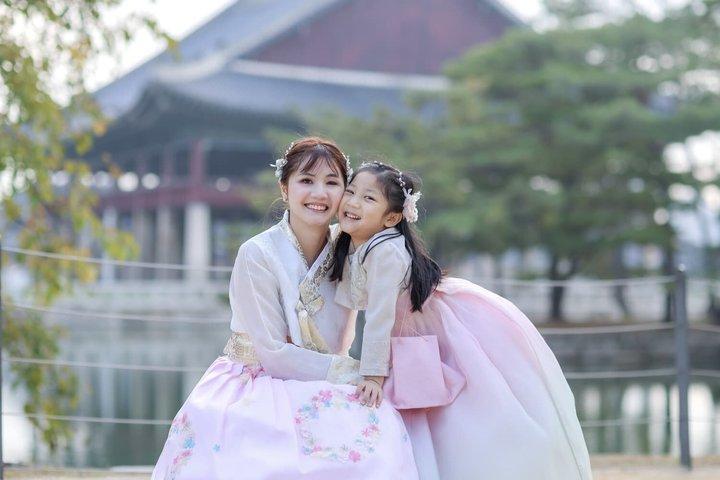 Seoul Private Hanbok Photo Tour Perfect for Families and Groups - cover photo