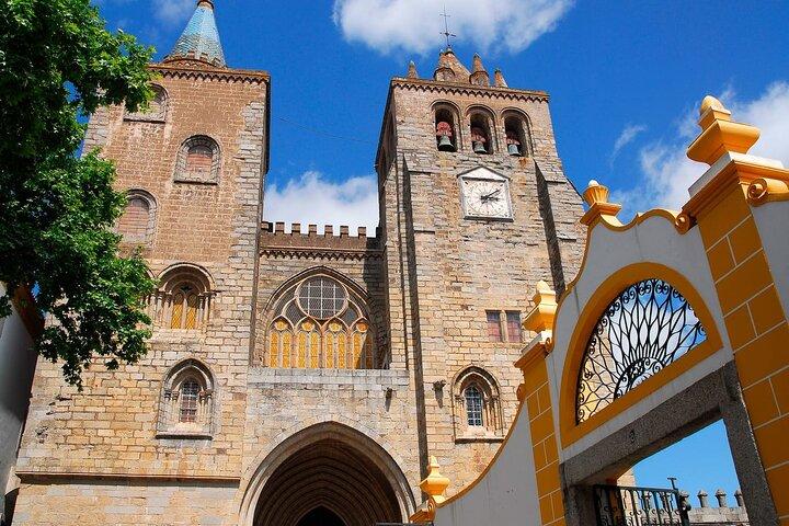 Évora Private Walking Tour with Cathedral & Chapel of Bones - cover photo