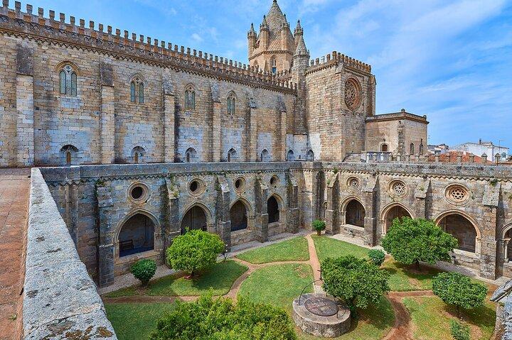 Évora Private Walking Tour with Cathedral & Chapel of Bones - photo 4